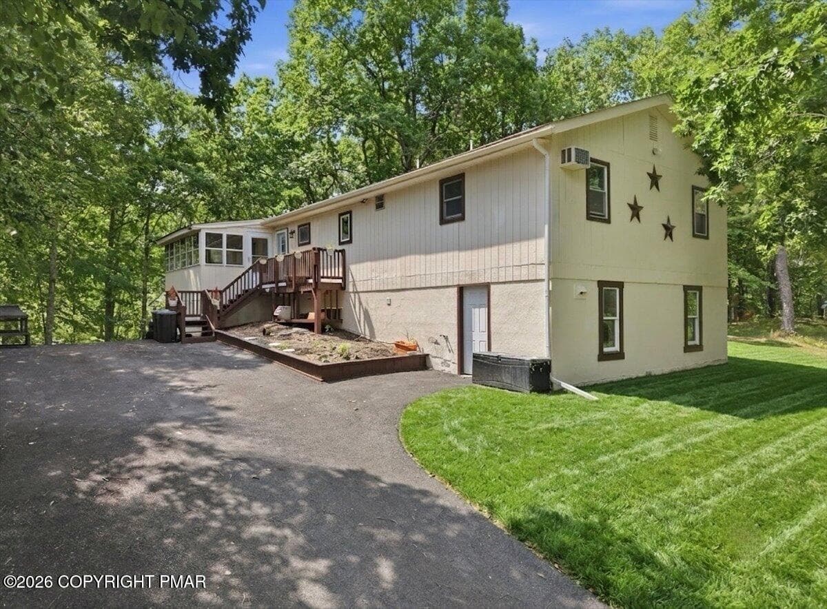 198 Edinburgh Road, Bushkill, PA 18324