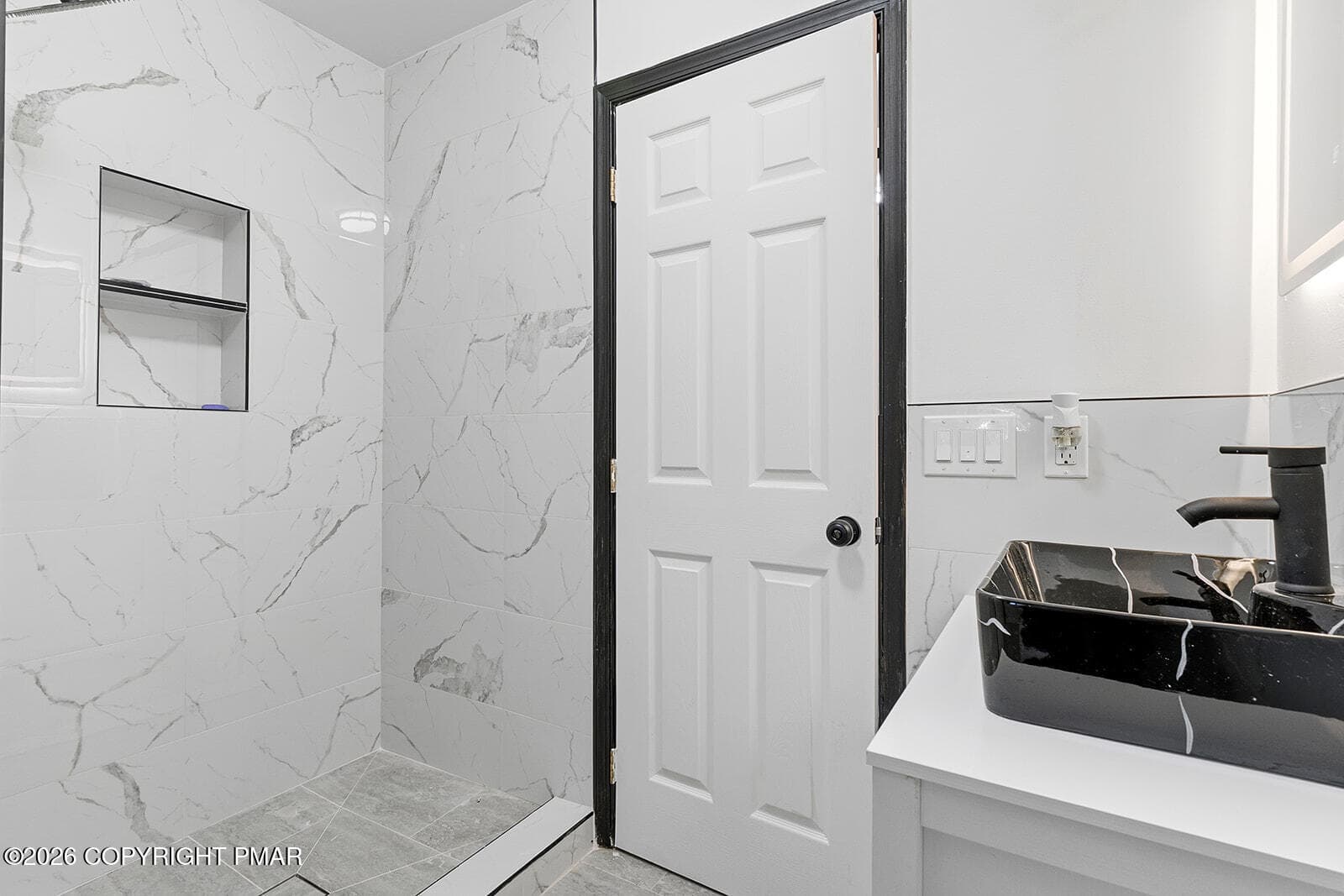 Stand up Shower - 2081 Minqua Trail, Tobyhanna, PA 18466