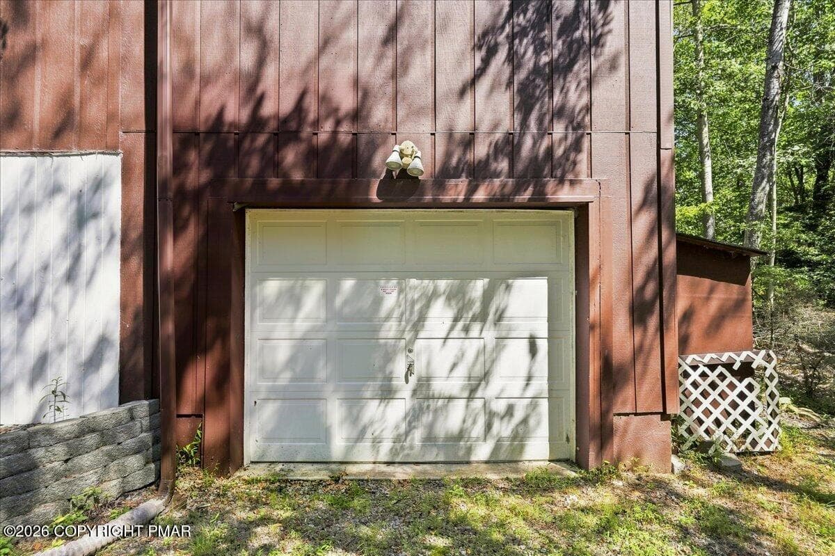 Exteror Garage - 6520 Runnymeade Lane, Tobyhanna, PA 18466