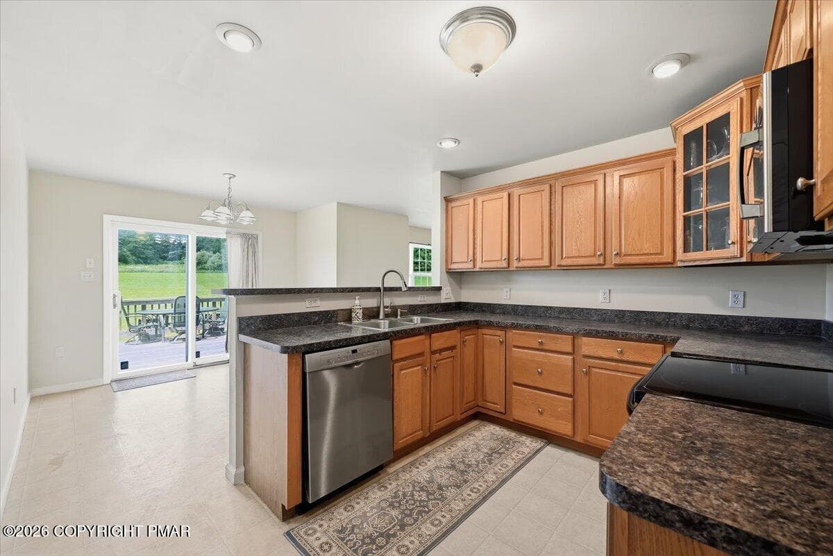 9Kitchen - 707 Gilbert Road, Gilbert, PA 18331