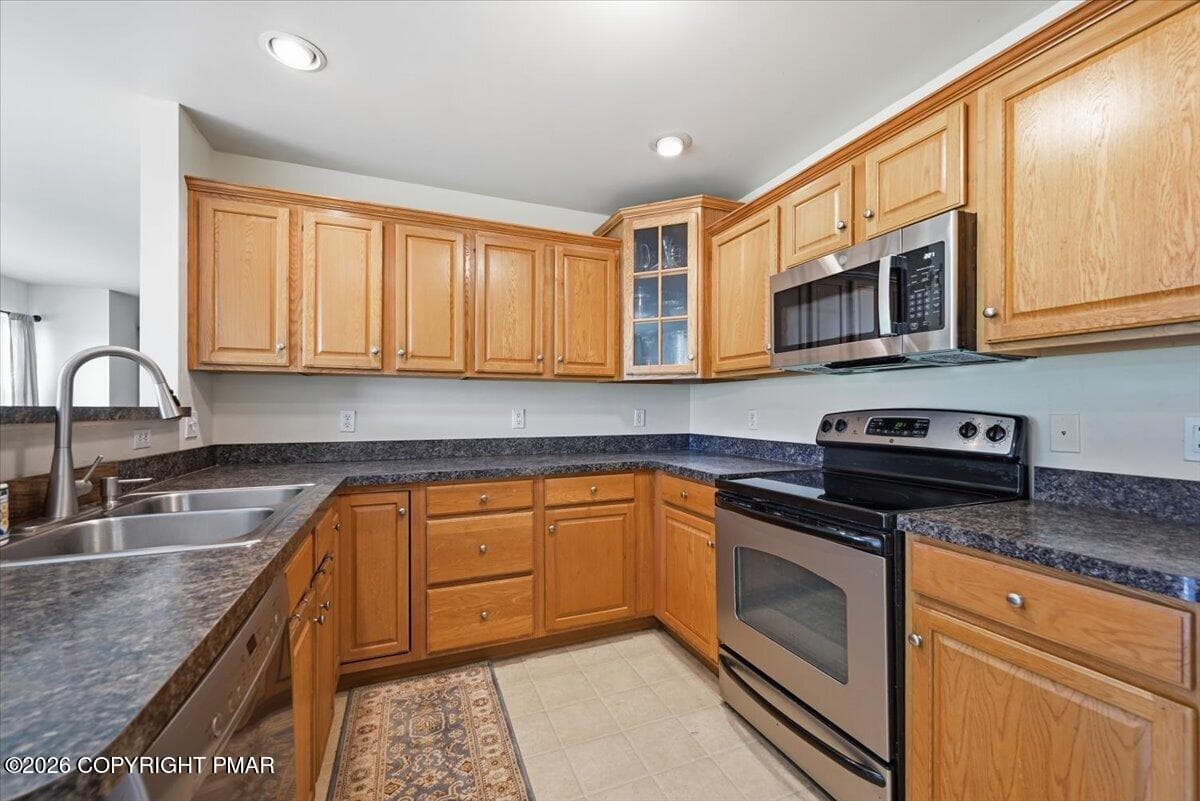 10 Kitchen - 707 Gilbert Road, Gilbert, PA 18331