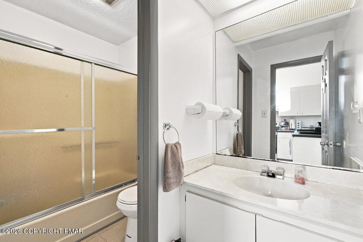 Full Bathroom - 129 Condor Dr. Drive 17, Tamiment, PA 18371, Tamiment