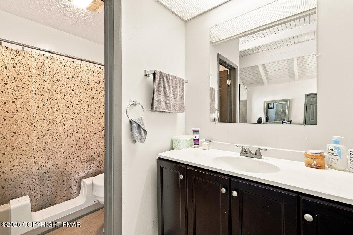 Full Bathroom - 129 Condor Dr. Drive 17, Tamiment, PA 18371, Tamiment