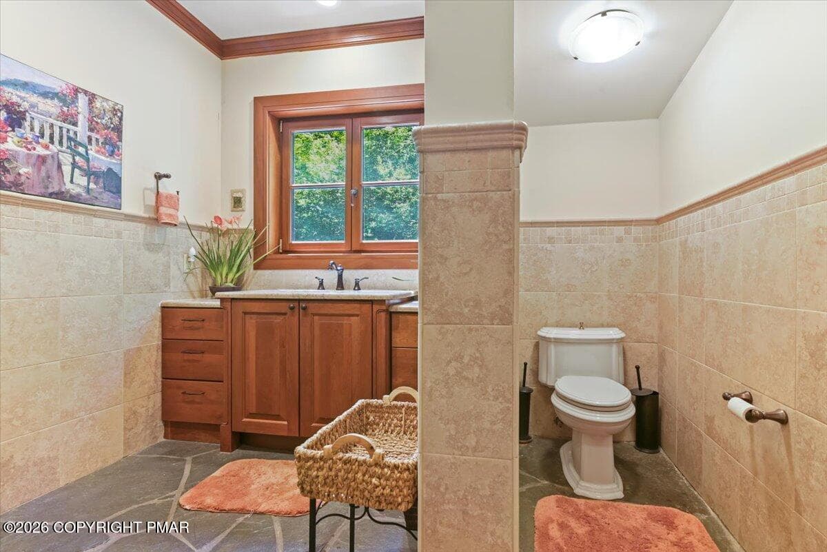 0052 Upper floor full bath - 165 Pennwood Drive, Greentown, PA 18426, Greentown