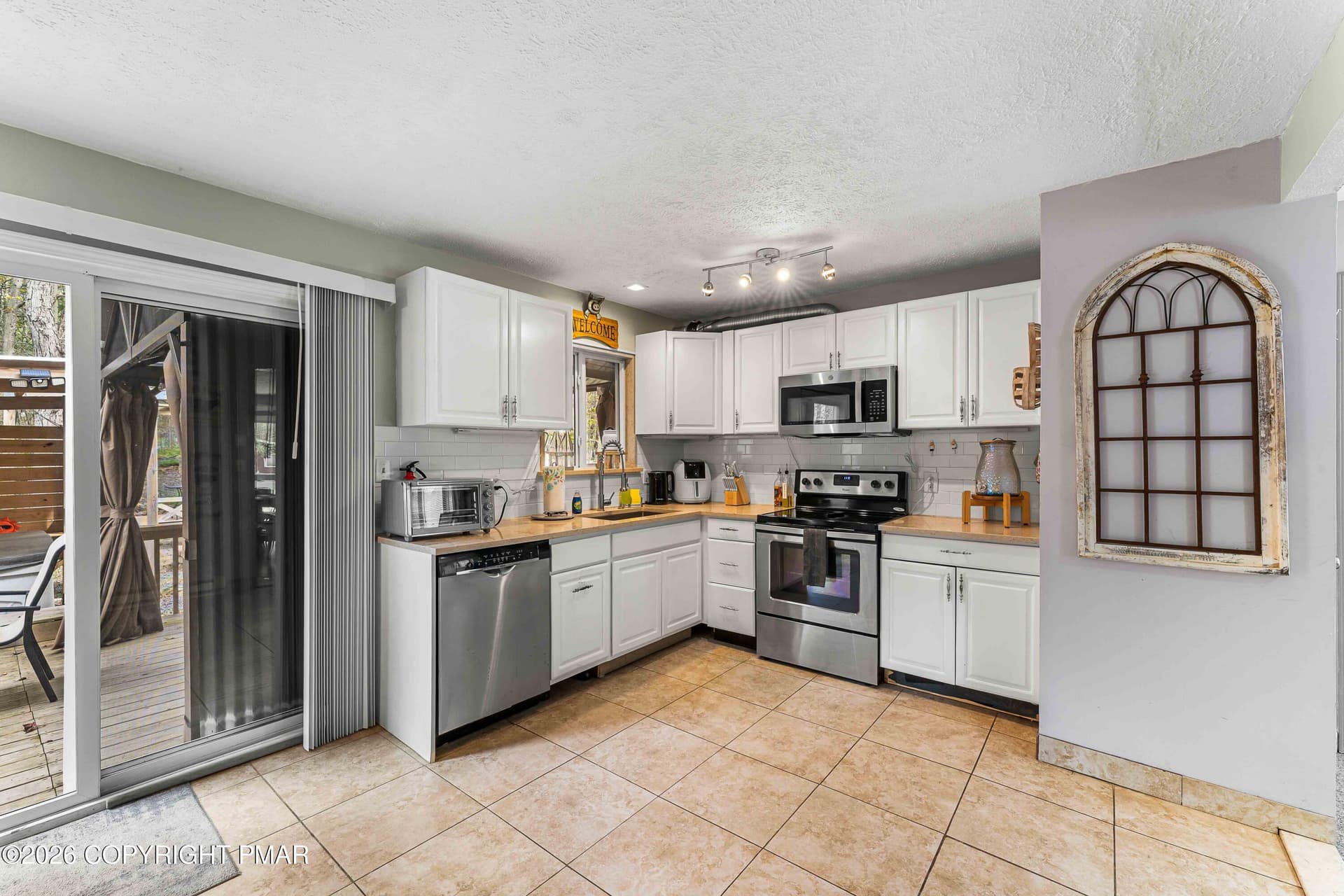 1053 Country Place Drive, Tobyhanna, PA- - 1053 Country Place Drive, Tobyhanna, PA 18466
