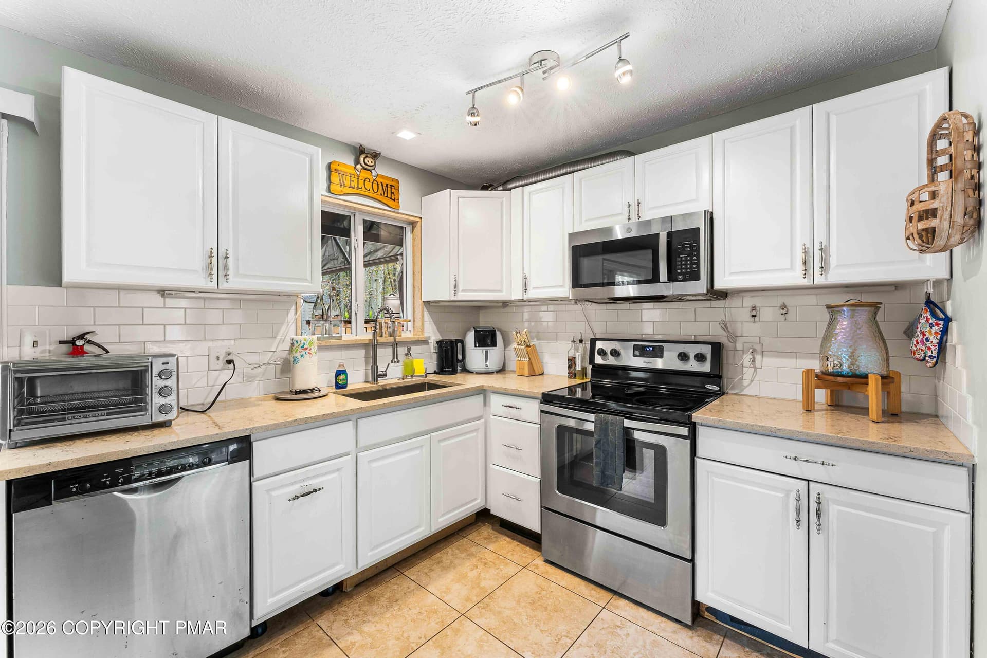 1053 Country Place Drive, Tobyhanna, PA- - 1053 Country Place Drive, Tobyhanna, PA 18466
