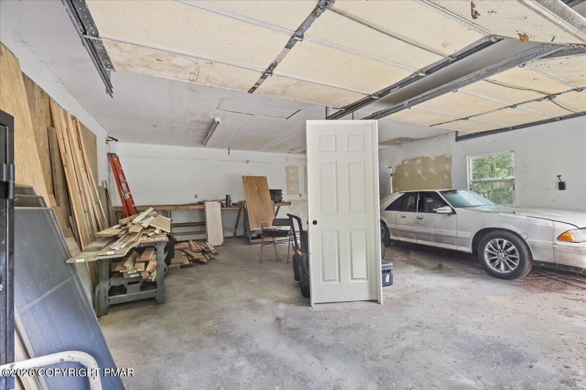 Garage - 184 Swallow Circle, Bushkill, PA 18324, Bushkill