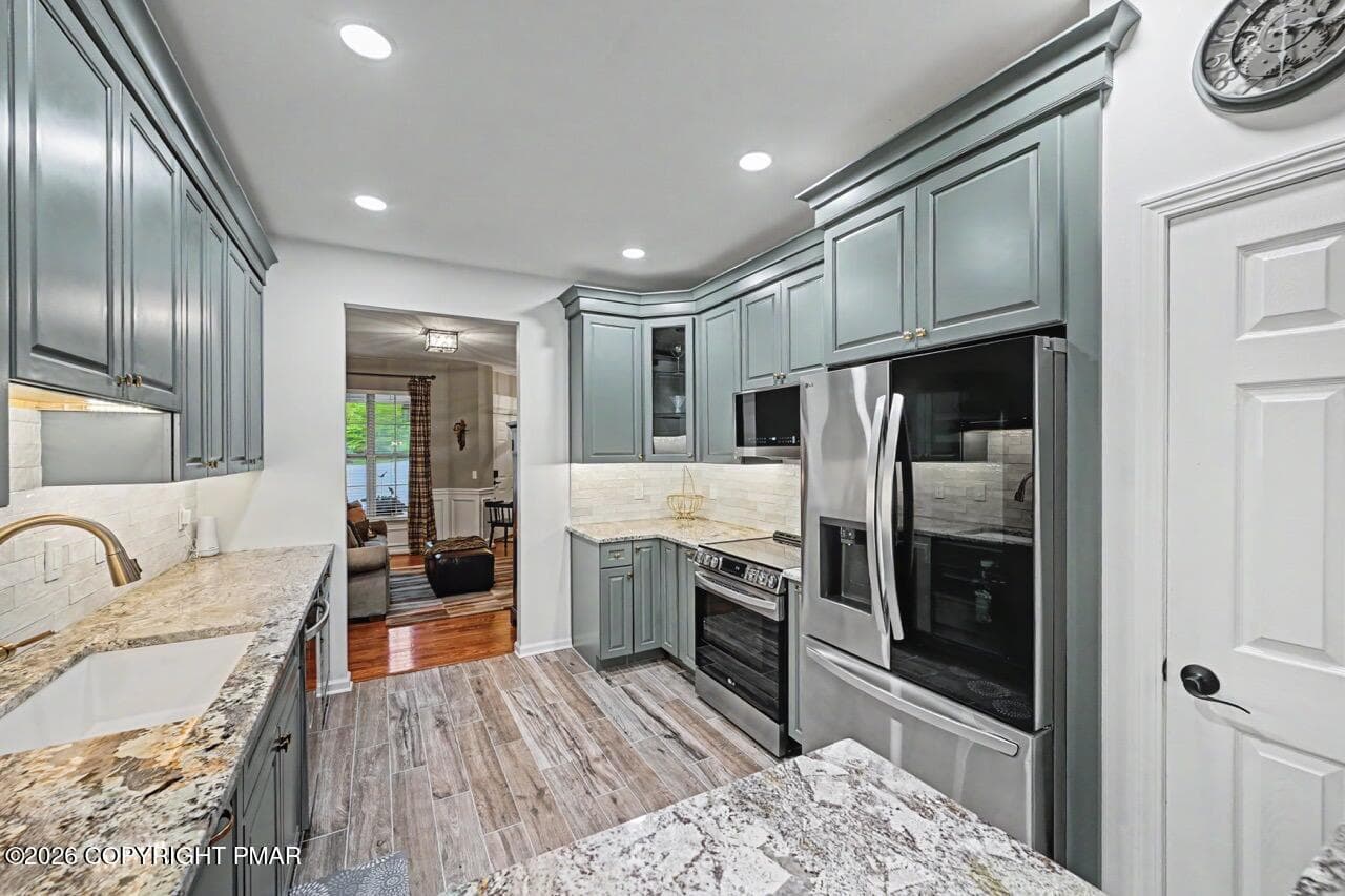 High-end custom kitchen - 1214 Clymer Lane, Pocono Pines, PA 18350