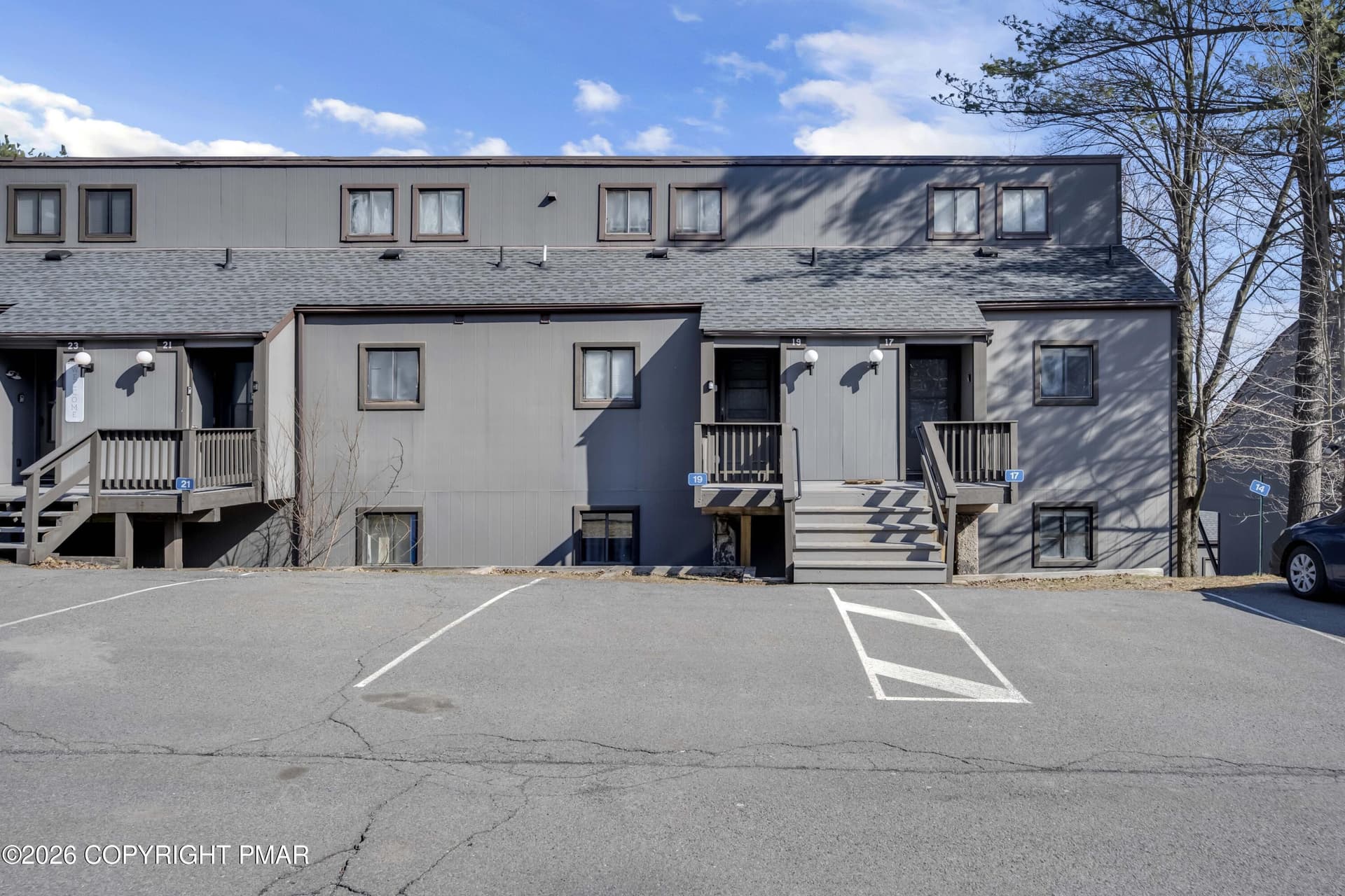 19 Middle Village Way, Tannersville, PA 18372