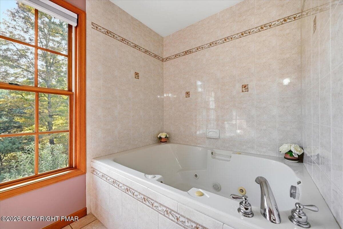 Primary Bath Jetted Tub - 104 Arbor Way, Stroudsburg, PA 18360