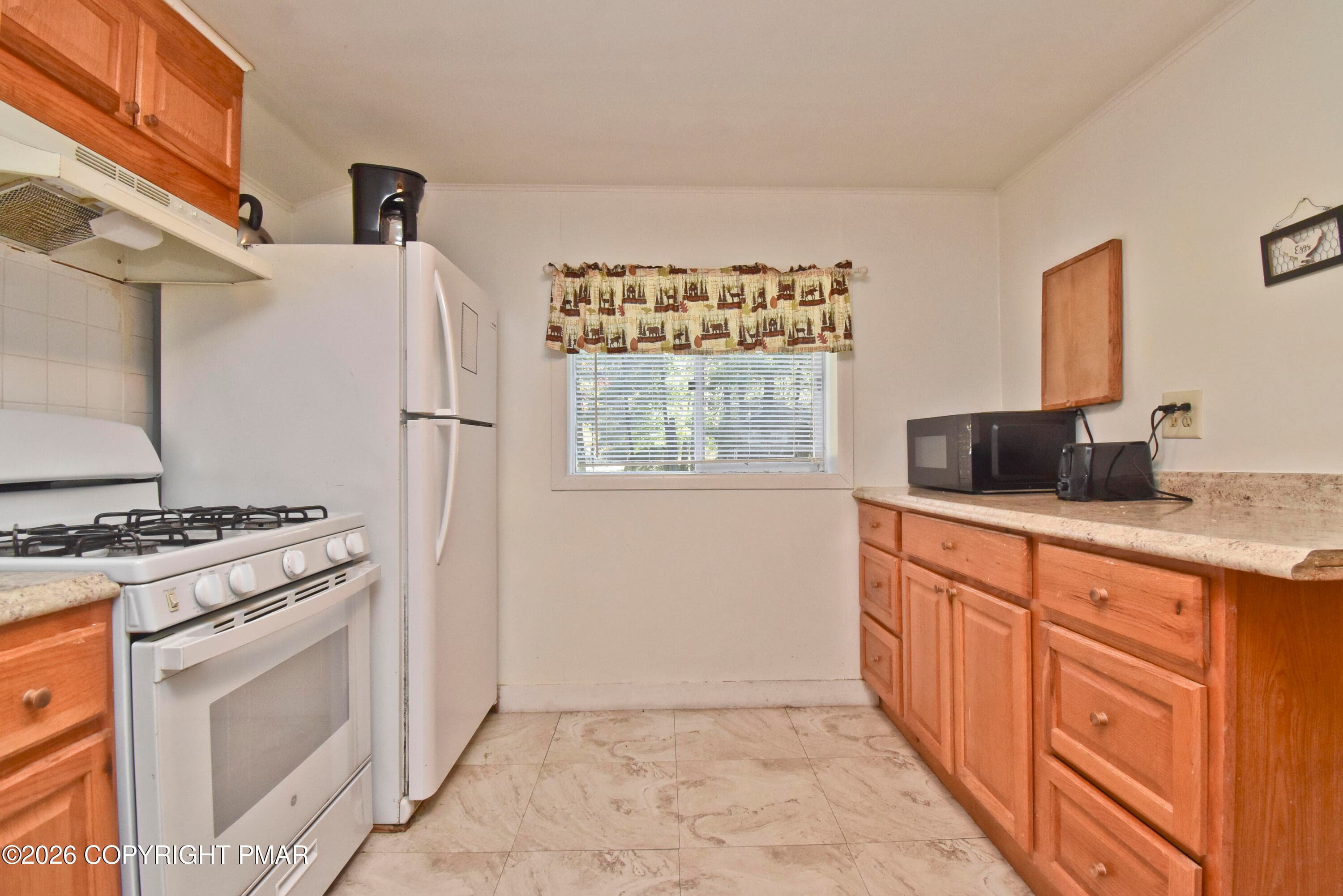 3 Lakeside Kitchen (2) - 107 Martin Lane, Tafton, PA 18464