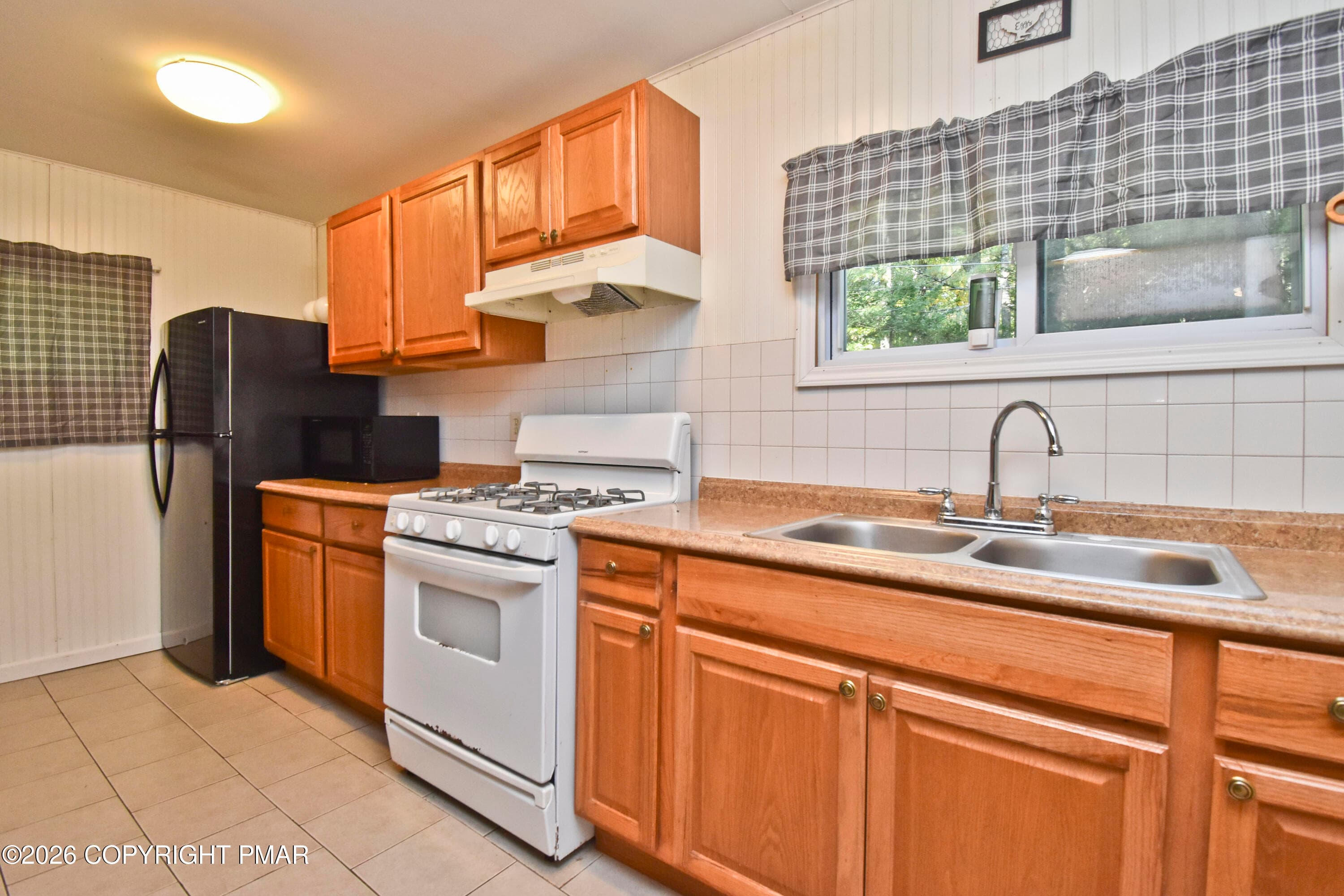 3 Gate House Kitchen (1) - 107 Martin Lane, Tafton, PA 18464