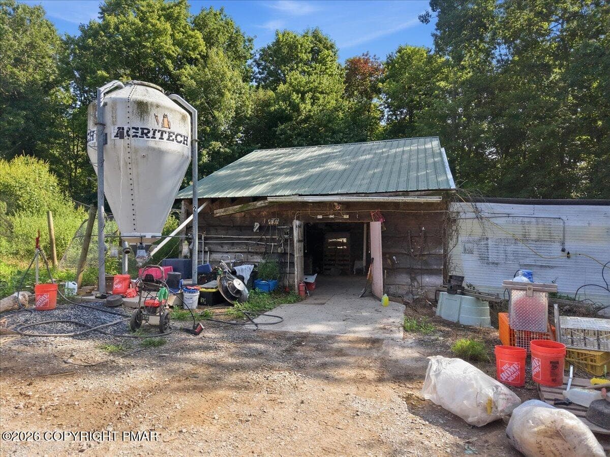bird feed - 1103 Cherry Lane Road, East Stroudsburg, PA 18301, East Stroudsburg