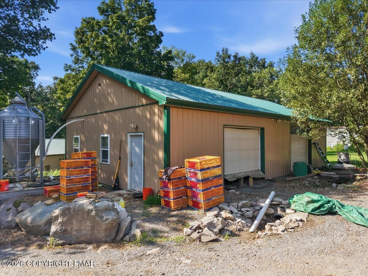 bird garage enclosure - 1103 Cherry Lane Road, East Stroudsburg, PA 18301, East Stroudsburg