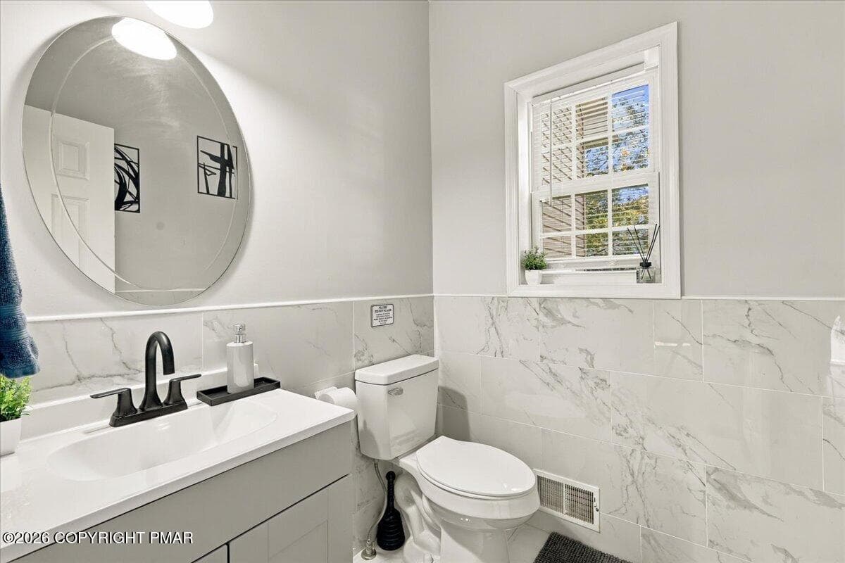 Powder Room - 102 Remington Lane, Pocono Summit, PA 18346, Pocono Summit