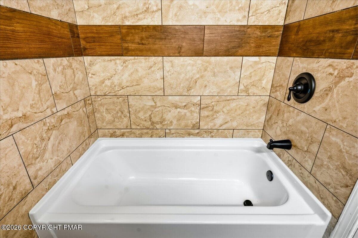 Main Bathtub - 1070 Country Place Drive, Tobyhanna, PA 18466, Tobyhanna