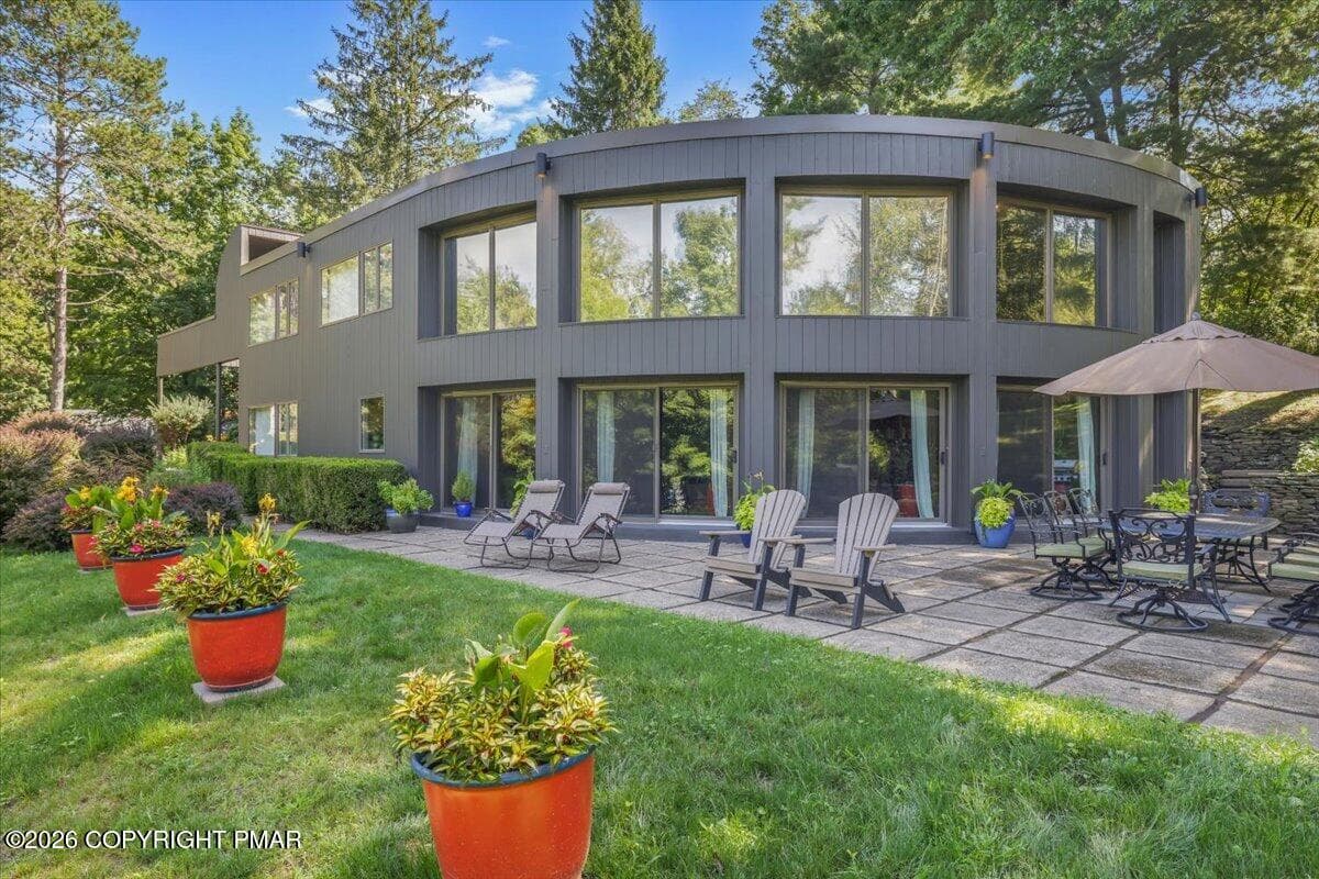 1312 N Abington Road, Waverly Township, PA 18414