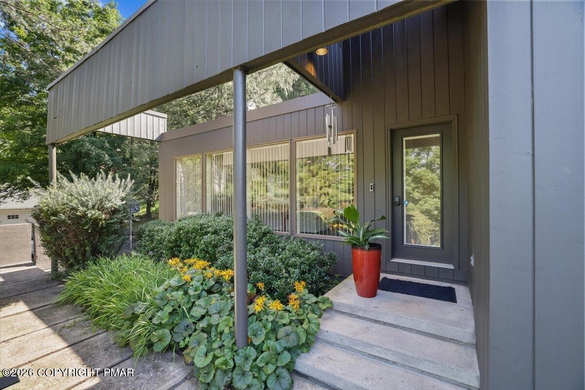 Entry - 1312 N Abington Road, Waverly Township, PA 18414, Waverly Township
