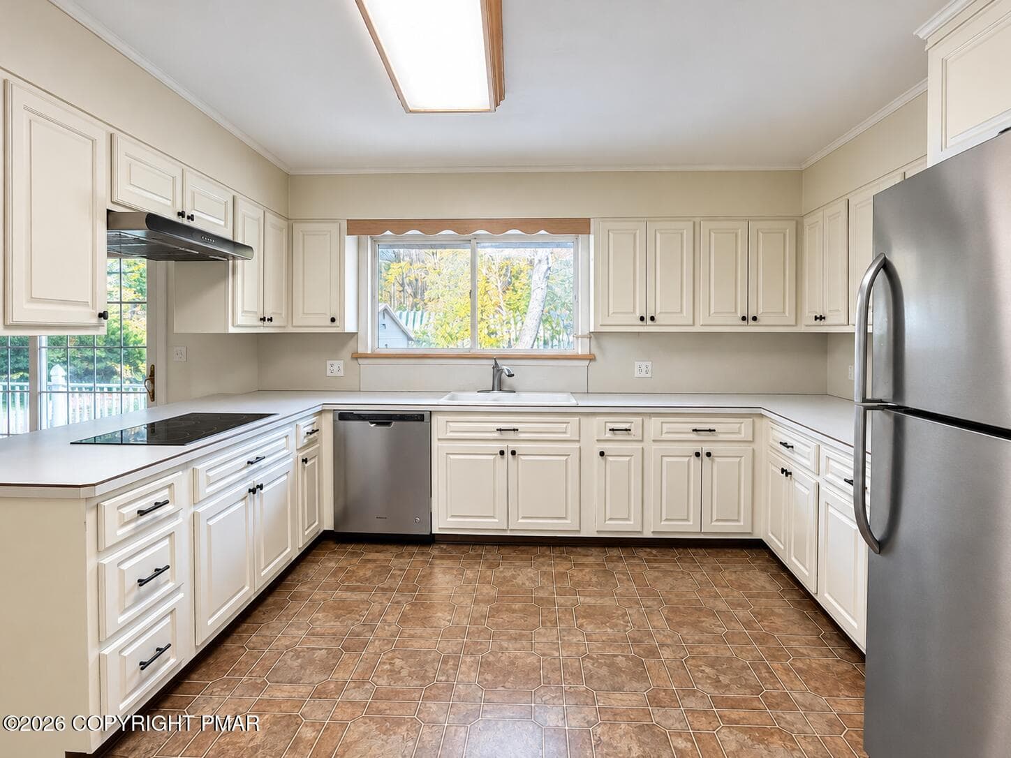 Bright Classic U-Shaped Kitchen - 222 Lily Street, Saylorsburg, PA 18353, Saylorsburg