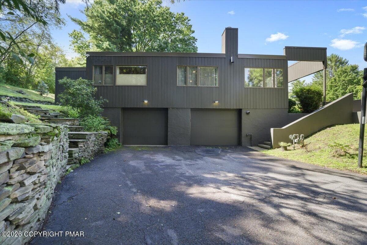 Private Driveway/Garage - 1312 N Abington Road, Waverly Township, PA 18414, Waverly Township