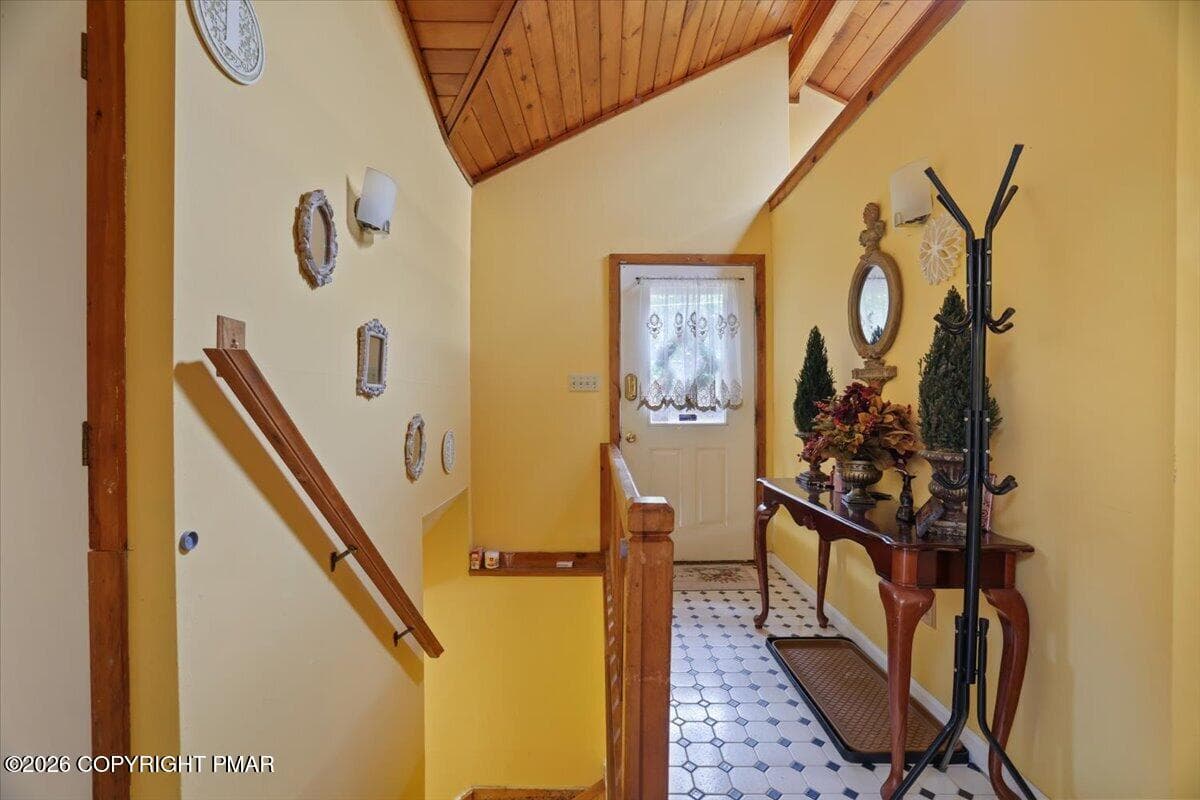 04-Entry - 160 Hummingbird Trail, Bushkill, PA 18324, Bushkill