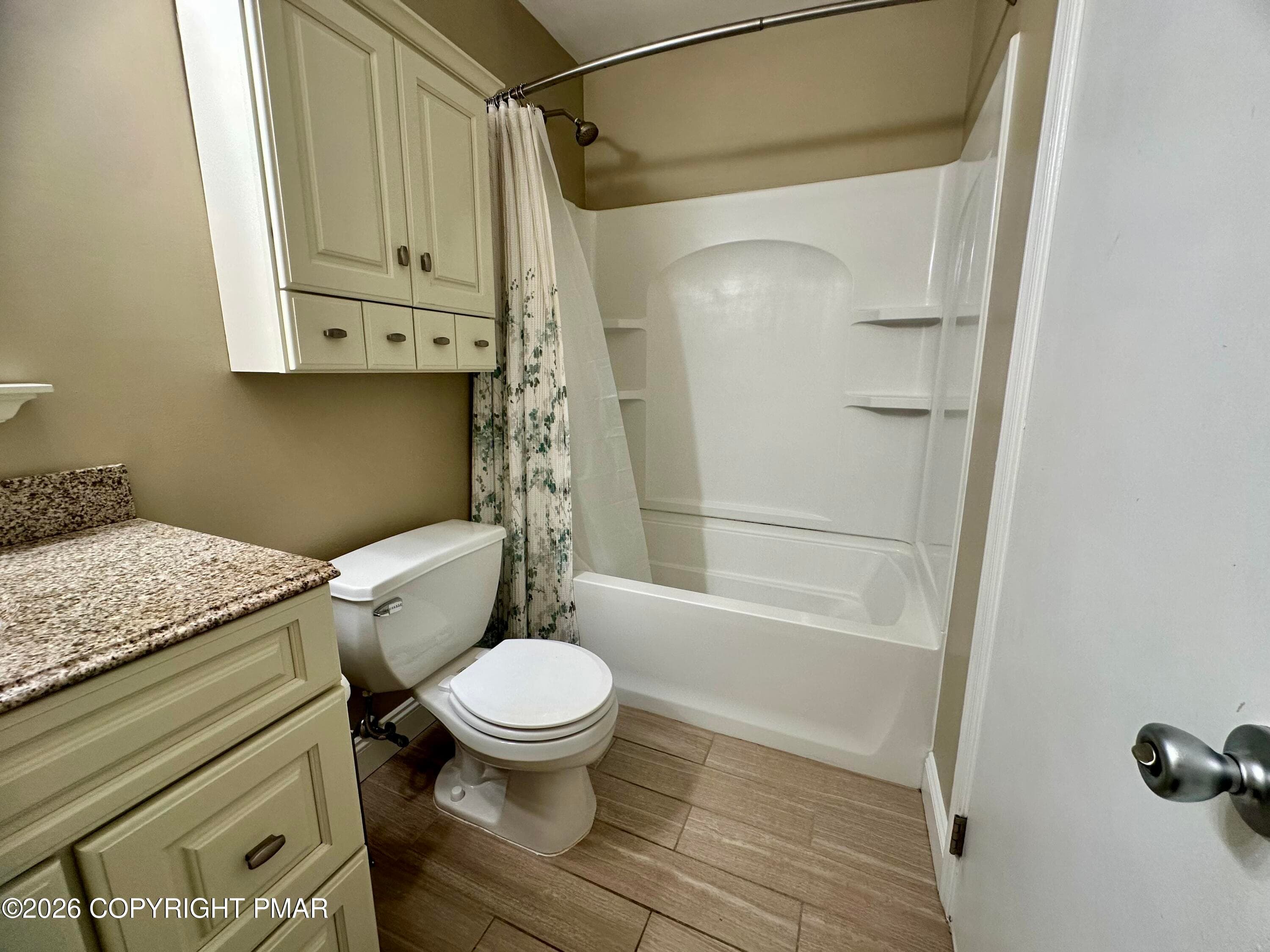 full bathroom2 - 68 Highlands Boulevard, Easton, PA 18042