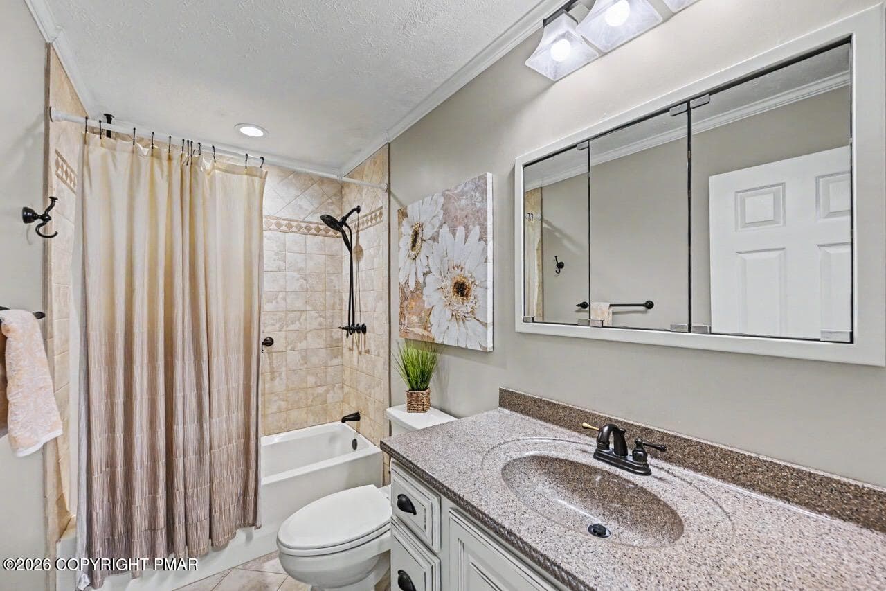 Hall Bath - 111 Halfmoon Road, Pocono Pines, PA 18350