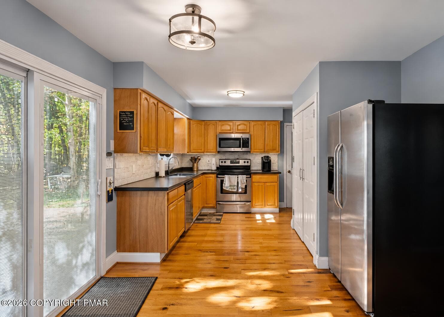 Bright Decluttered Oak Kitchen - 226 Squirrelwood Court, Effort, PA 18330