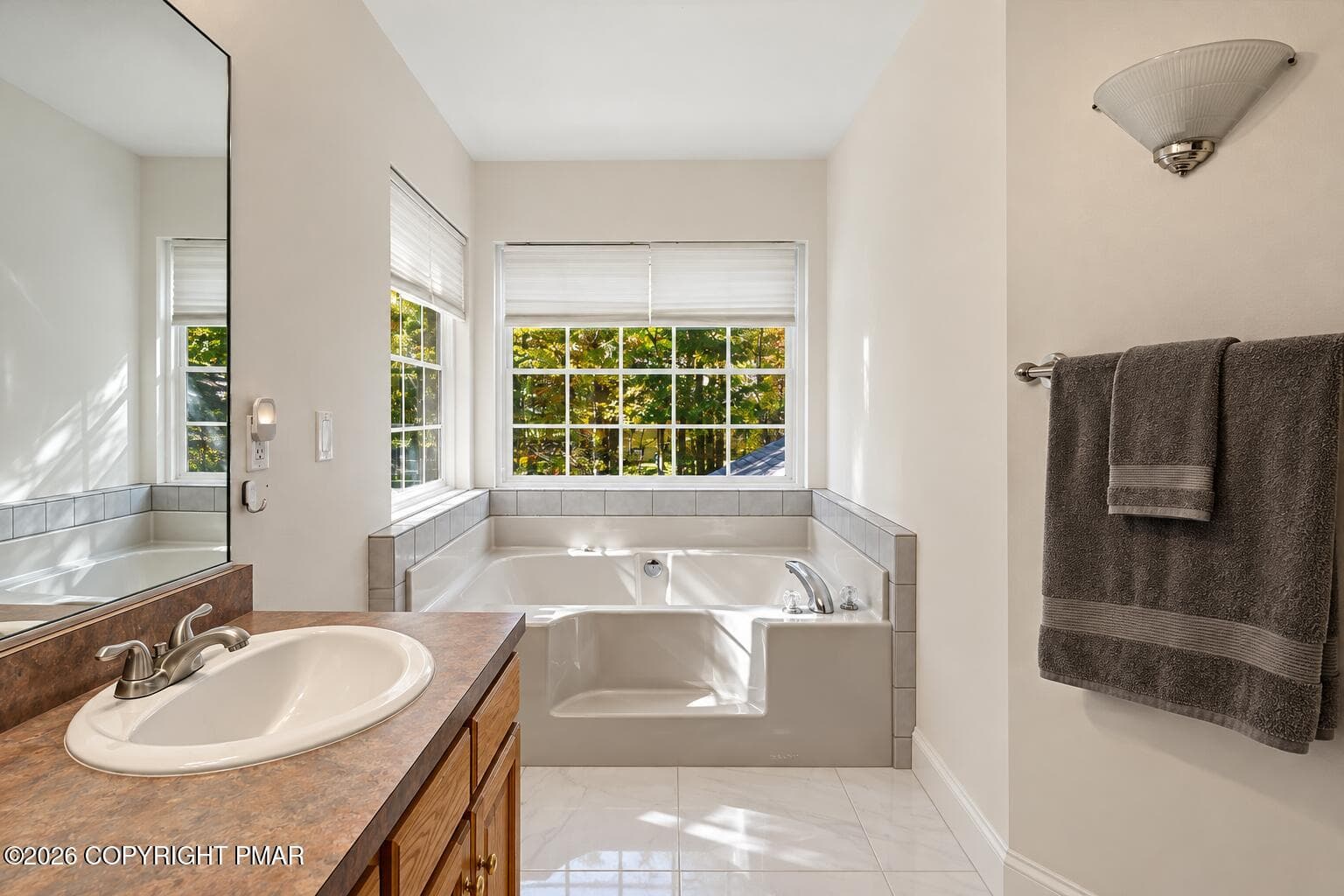Bright Minimalist Bathroom Retreat - 226 Squirrelwood Court, Effort, PA 18330