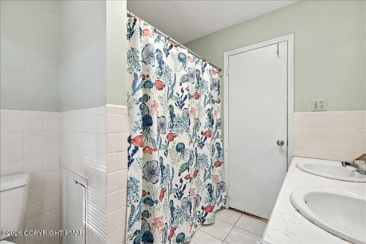 Upper Level bath - 2106 Beech Lane, Tobyhanna, PA 18466