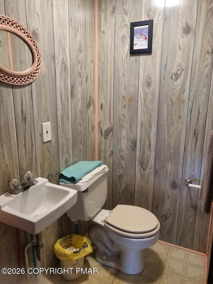 297 E Main Street Powder Room - 297 E Main Street, Tamaqua, PA 18252