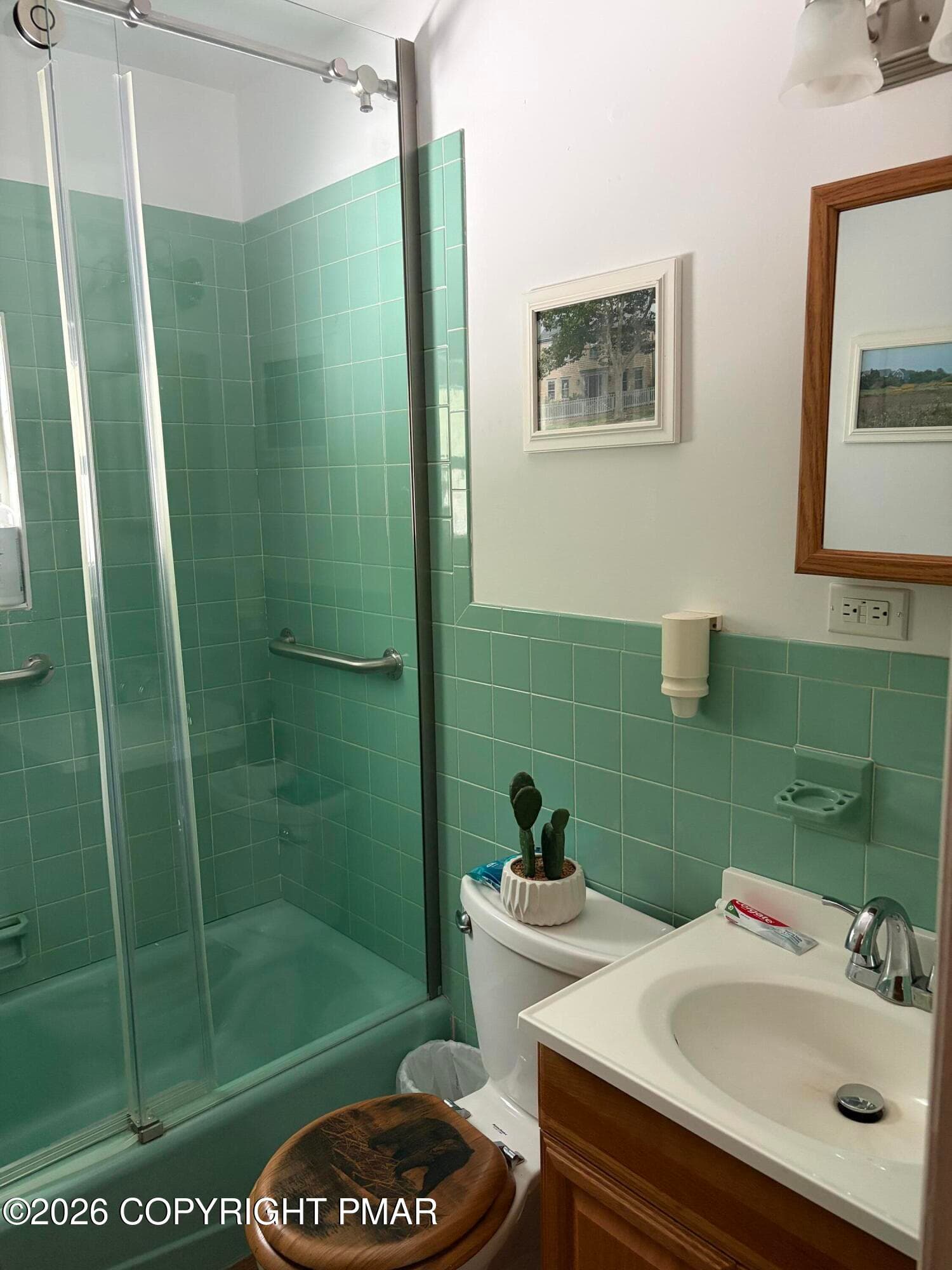 Full Bath - 131 Tommys Lane, Pocono Lake, PA 18347