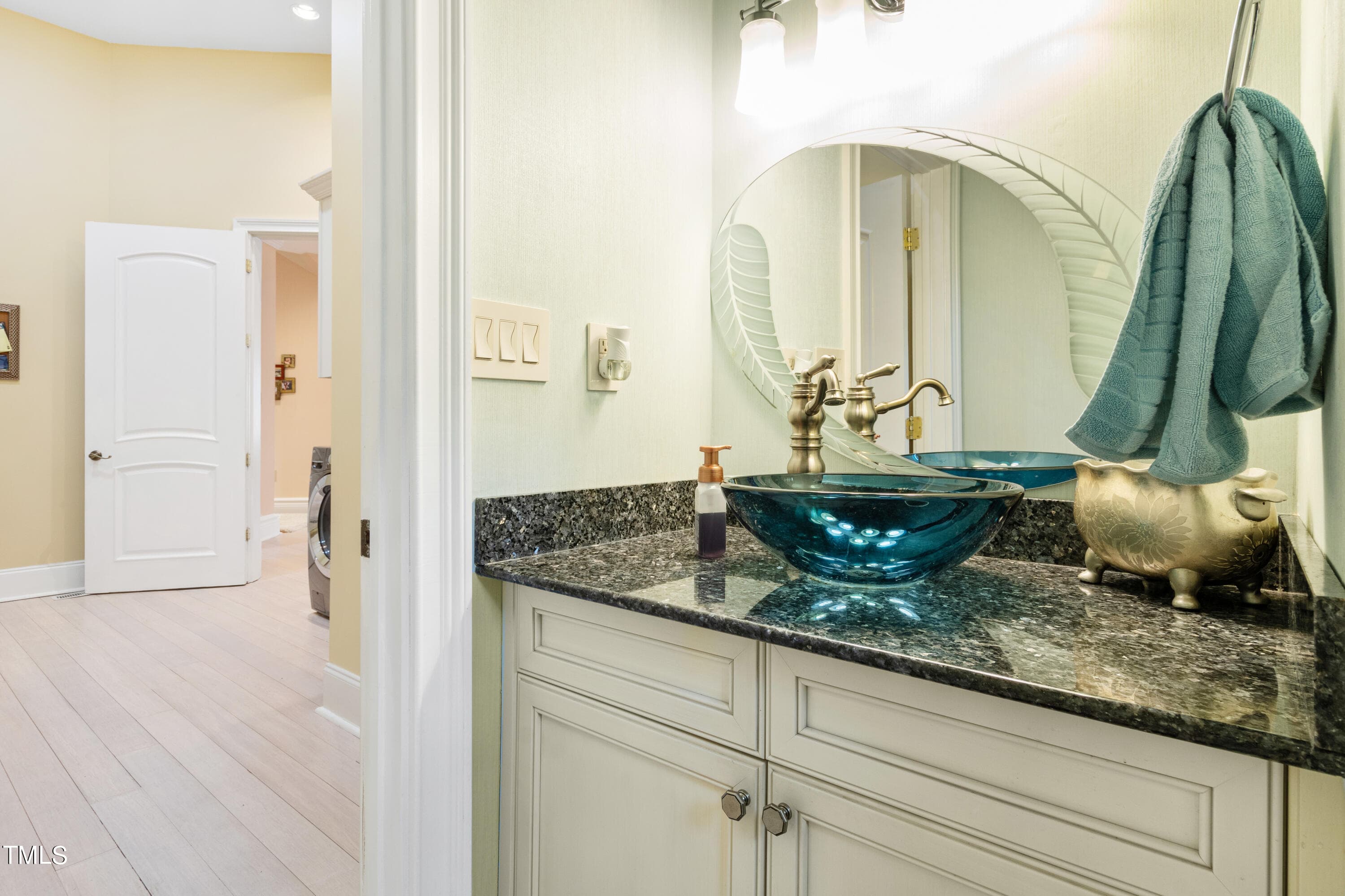 BAthroom 13 - 40002 Worth, Chapel Hill, NC 27517, Chapel Hill