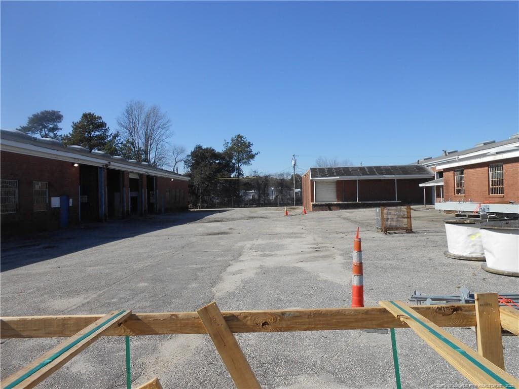 Area between bldgs. - 3500 E Elizabethtown Road, Lumberton, NC 28358
