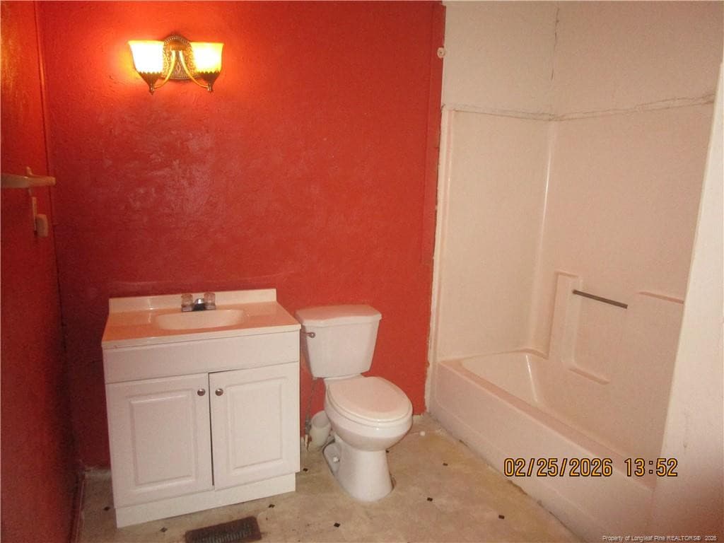 hall bath - 256 Chesters Road, Roseboro, NC 28382