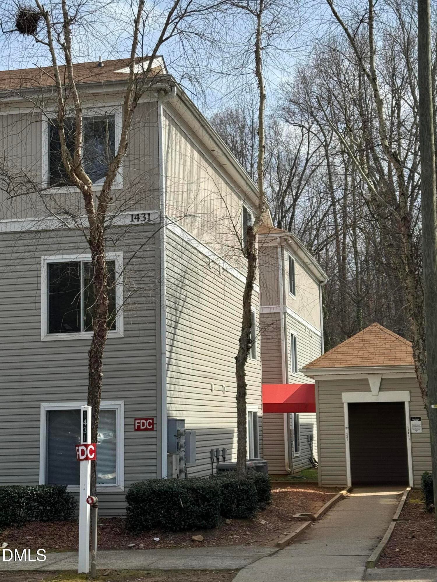 Entry. - 1431 Collegiate Circle 101, Raleigh, NC 27606, Raleigh