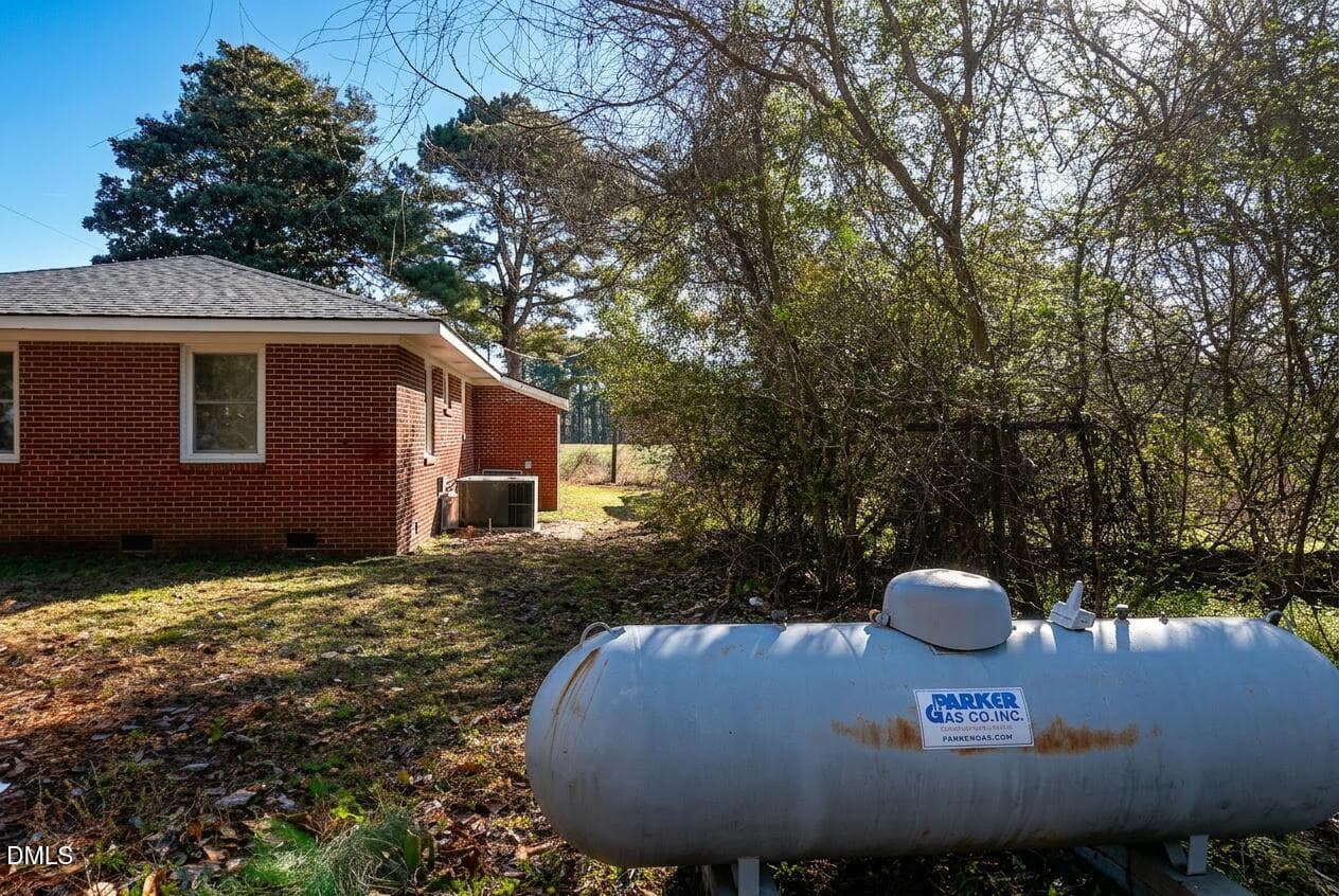 Propane Tank - 703 W Main Street, Clinton, NC 28328