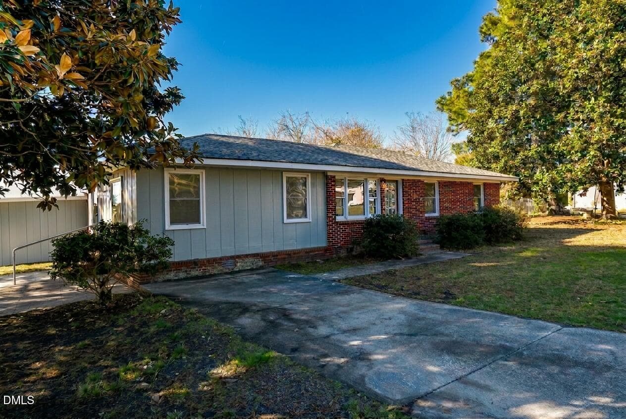 703 W Main Street, Clinton, NC 28328