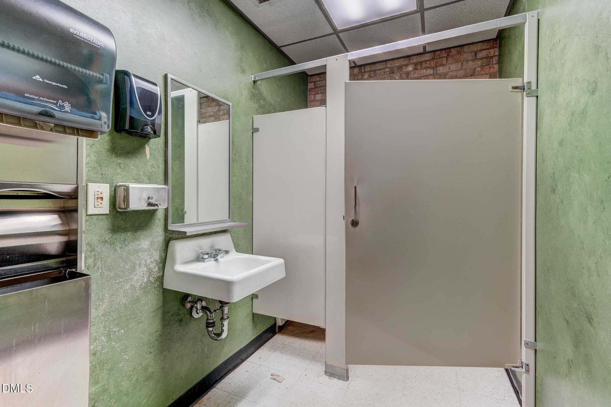 25-web-or-mls-3311 Burlington Rd-30 - 3311 Burlington Road Suite A & B, Greensboro, NC 27405, Greensboro