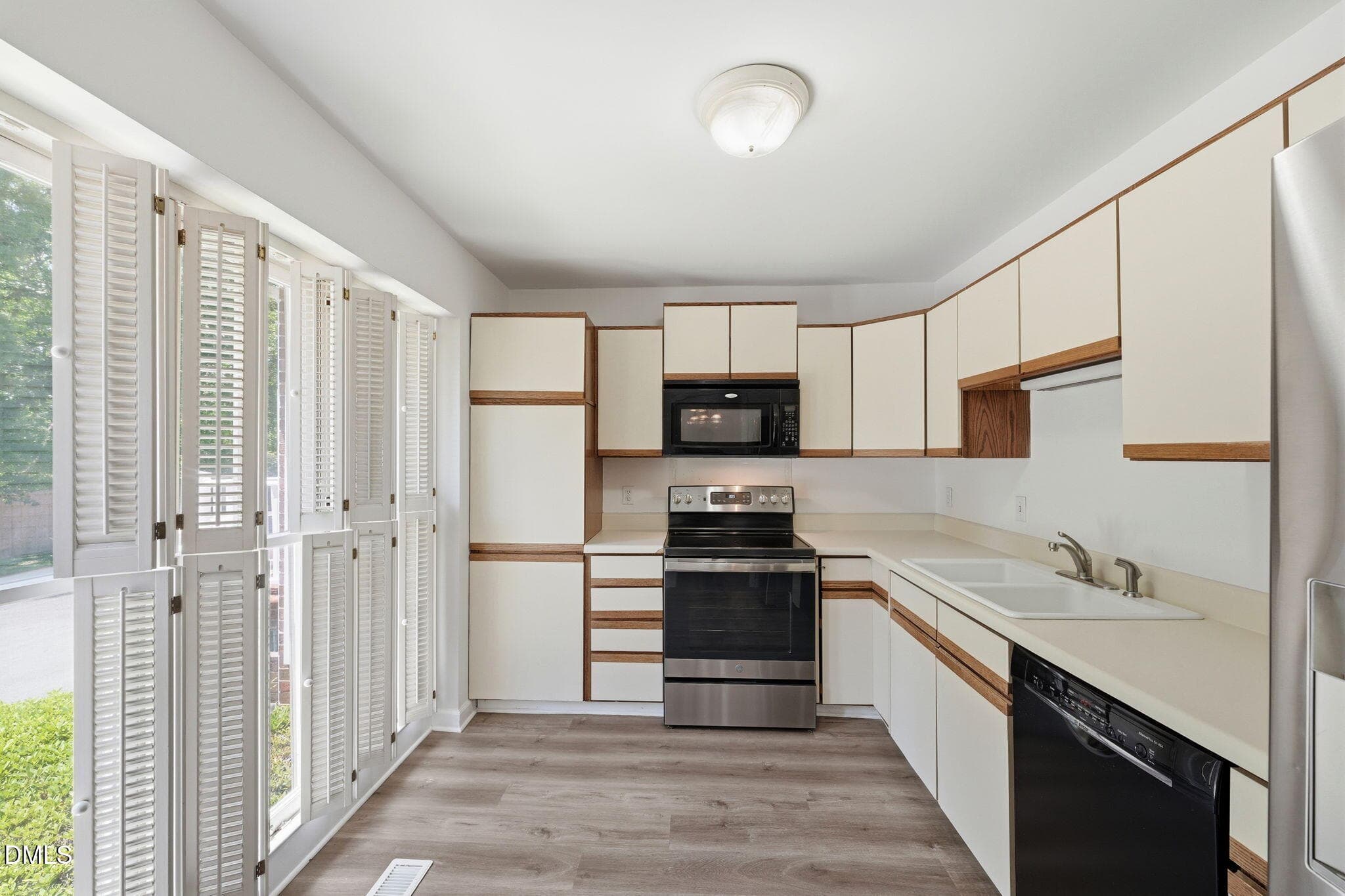 13-web-or-mls-ROB04113_edit - 1121 Sherwood Drive 10, Burlington, NC 27215, Burlington