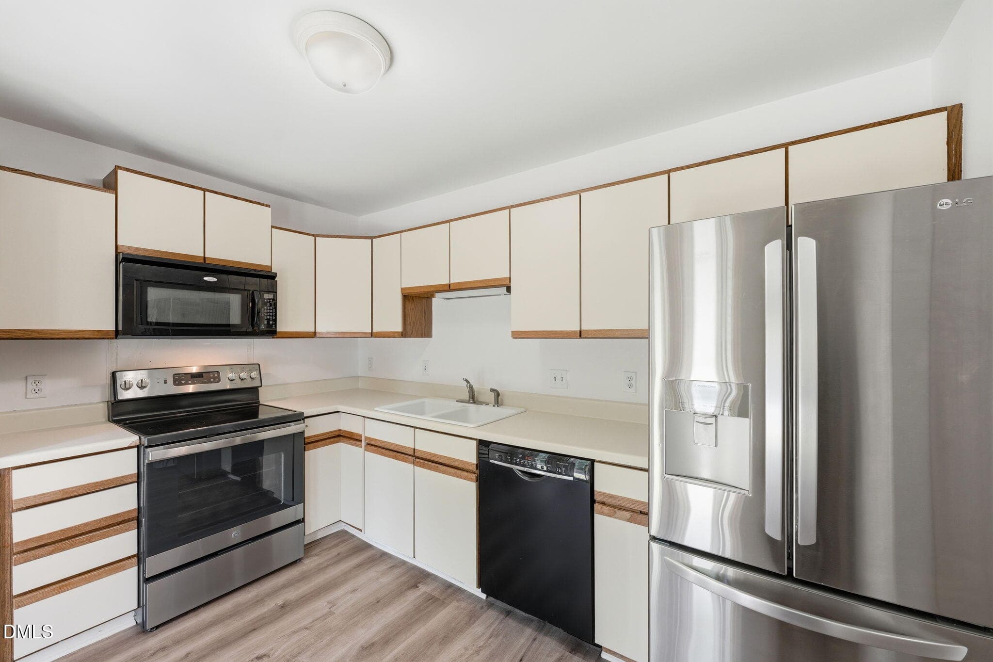14-web-or-mls-ROB04116 - 1121 Sherwood Drive 10, Burlington, NC 27215, Burlington
