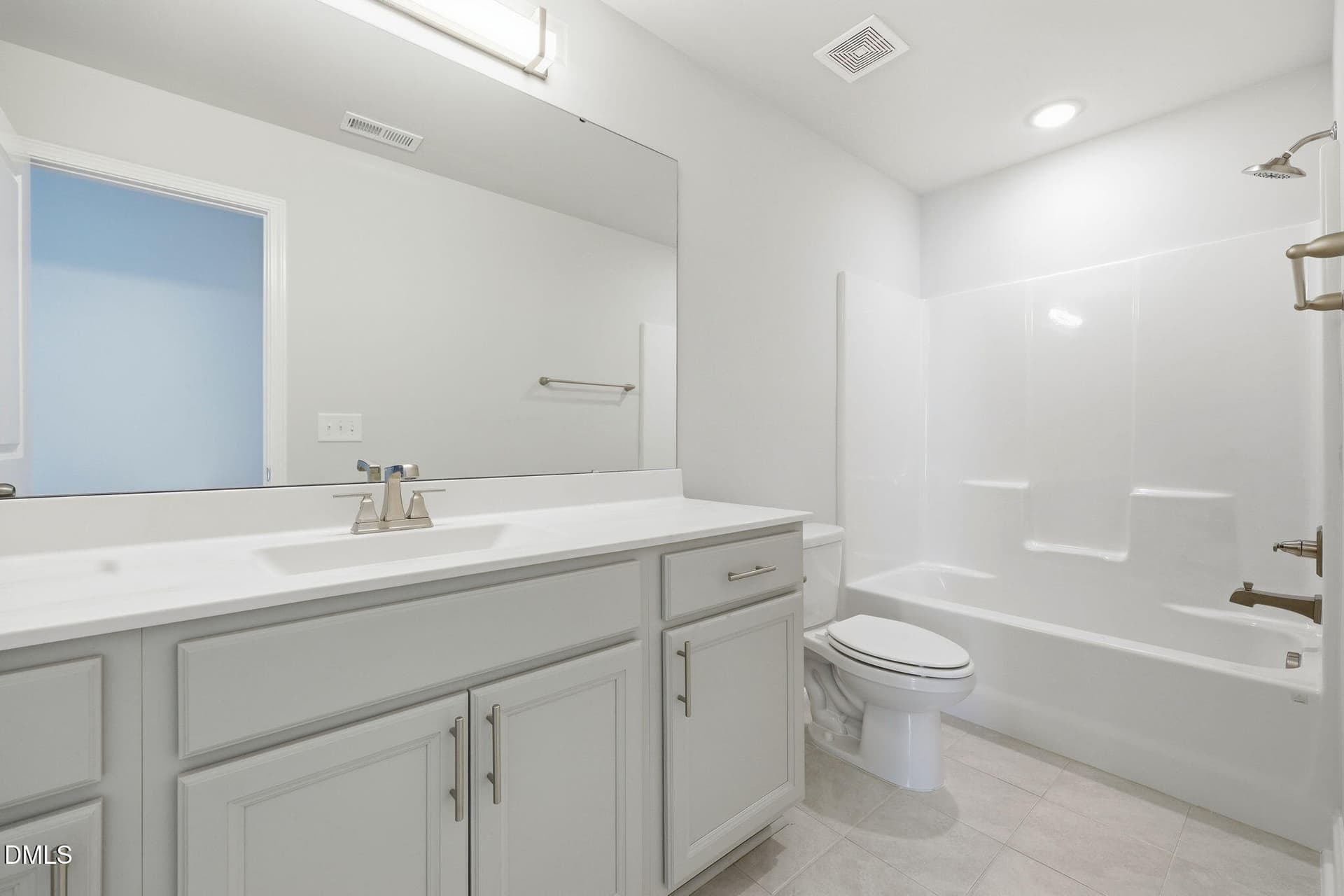 Upstairs Guest Bath - 507 Gateway Townes Boulevard, Wake Forest, NC 27587