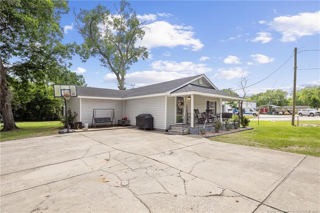 Photo 5 - 400 Anne Street, Bladenboro, NC 28320
