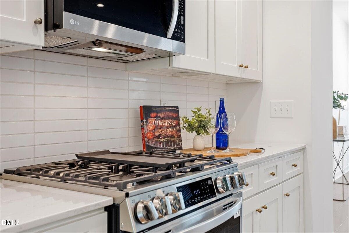 Kitchen - Gas Range - 6419 Tanner Oak Lane, Raleigh, NC 27613, Raleigh