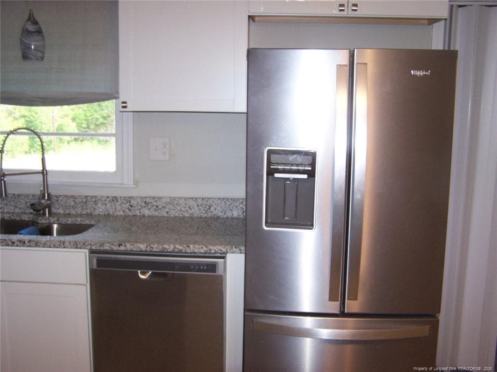 Kitchen: Refrigerator added. - 6019 S US Highway 301 Highway S, Hope Mills, NC 28348