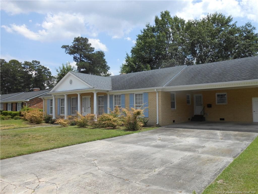 Front/Driveway/Double Carport - 305 W 32 Street, Lumberton, NC 28358