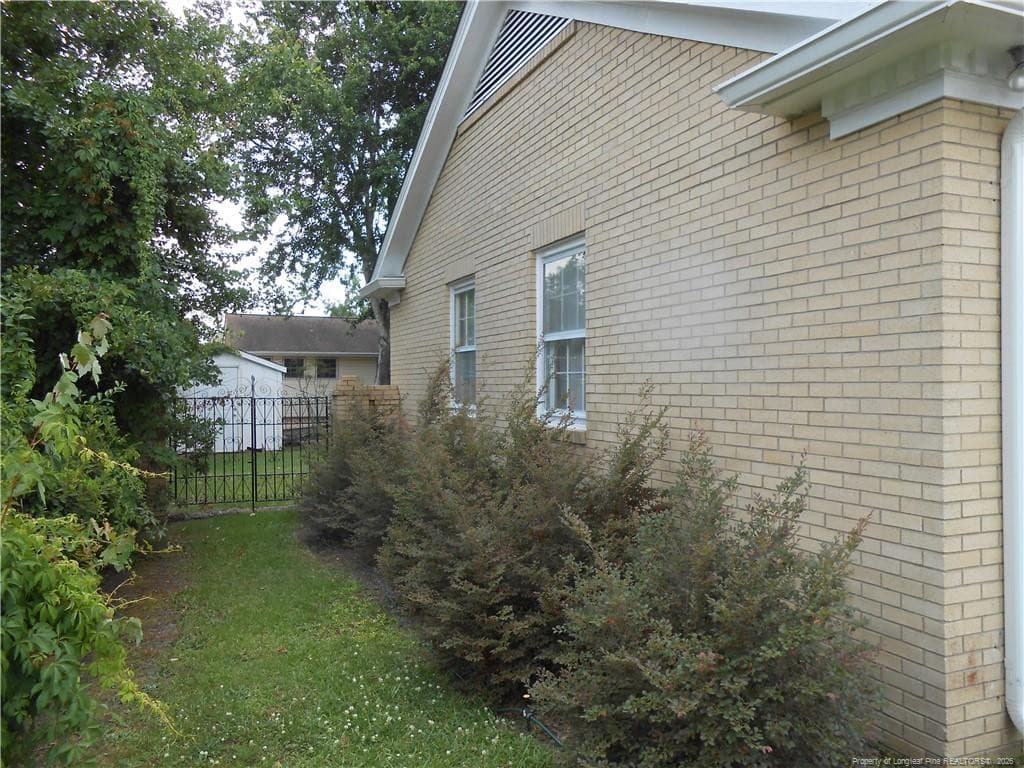 Side - 305 W 32 Street, Lumberton, NC 28358