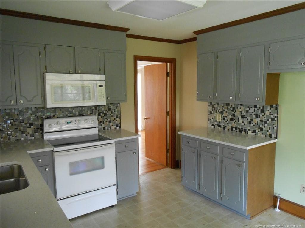 Kitchen - 305 W 32 Street, Lumberton, NC 28358