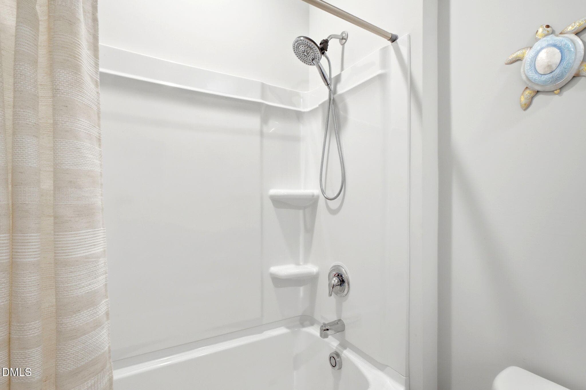 hall-bath-shower-tub-34 - 249 Ocean Pointe Boulevard SE, Bolivia, NC 28422