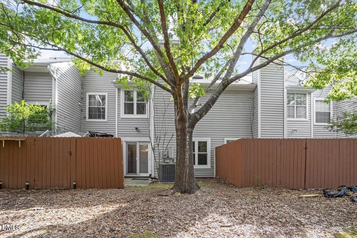 05-104 Sir Richard Ln [3223874]_07150202 - 104 Sir Richard Lane, Chapel Hill, NC 27517, Chapel Hill